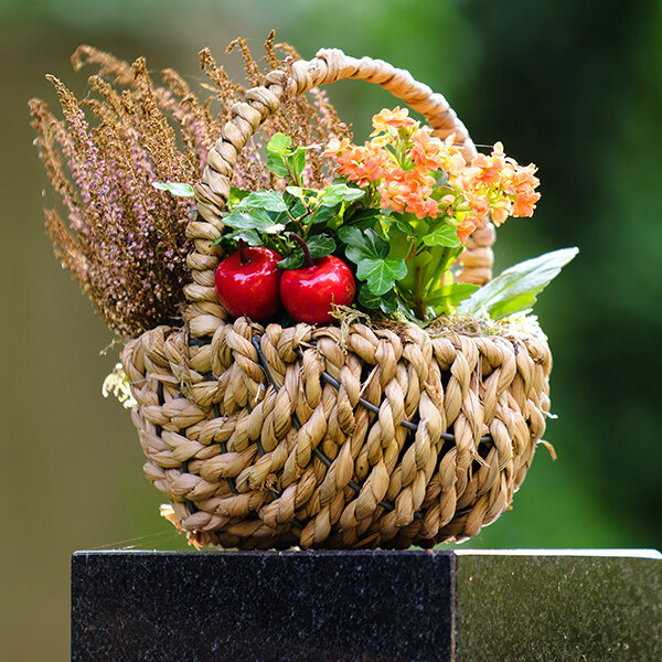 composition florale de deuil avec des plantes d'hiver